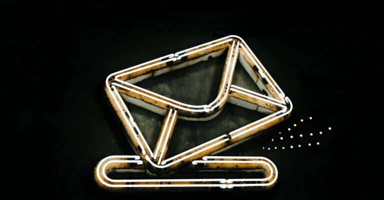 Abstrakcyjny obrazek ilustrujący wybór oprogramowania do marketingu e-mailowego