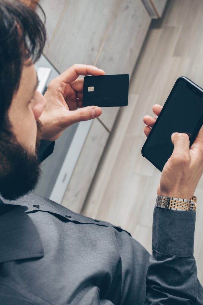 Przykład reklamy w Google Ads promującej aplikację bankową na smartfony