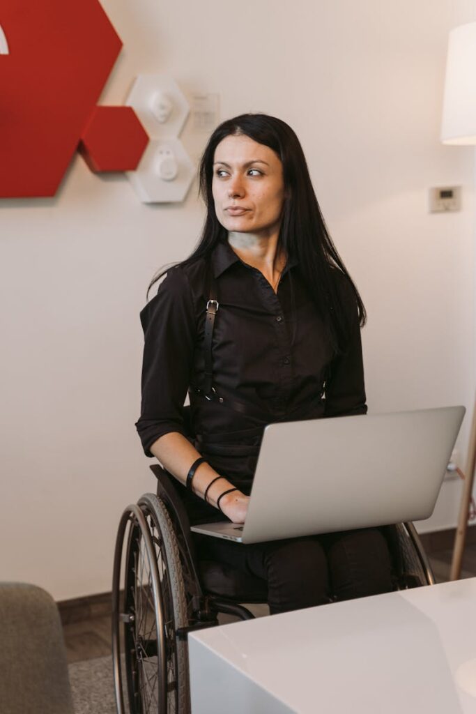 Biurko w biurze, symbolizujące dostępność AI dla osób z niepełnosprawnościami.