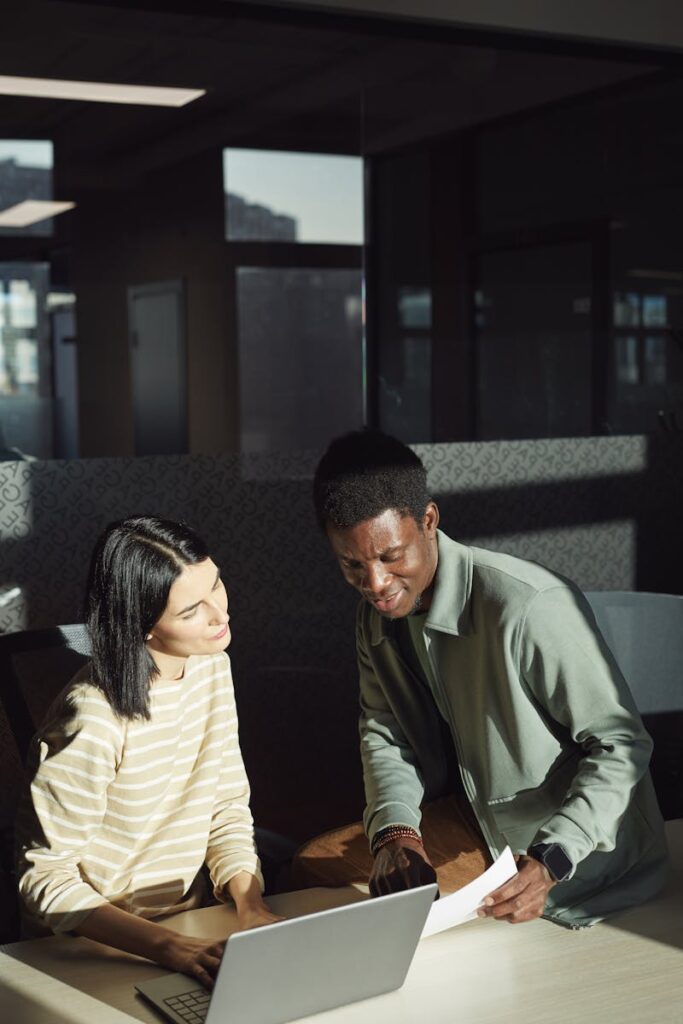 Zespół podczas burzy mózgów w biurze, analizujący wskaźniki wydajności RevOps