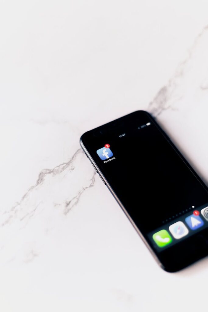 Ilustracja przedstawiająca aplikację do weryfikacji konta na Facebooku