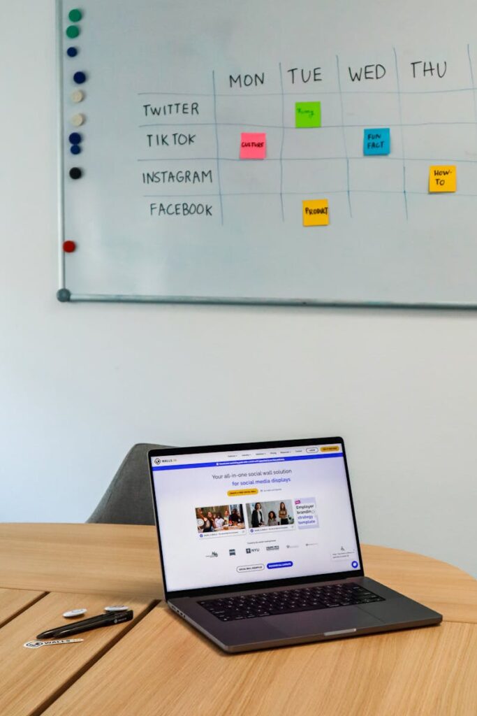 Przykładowe biuro marketingowe w kreatywnej aranżacji przestrzeni