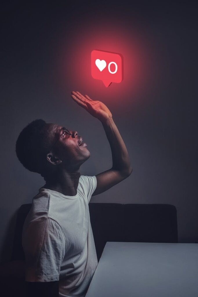 Mężczyzna w białej bluzce, korzystający z telefonu w mediach społecznościowych