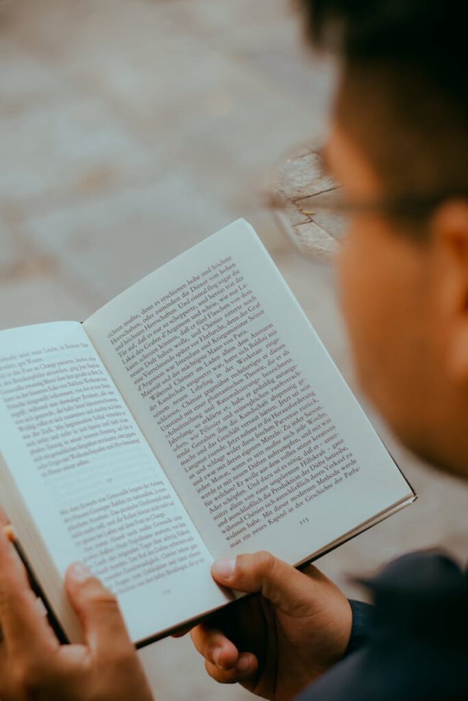 Osoba analizująca dane SERP na laptopie w otoczeniu przyrody, łącząc relaks z pracą.