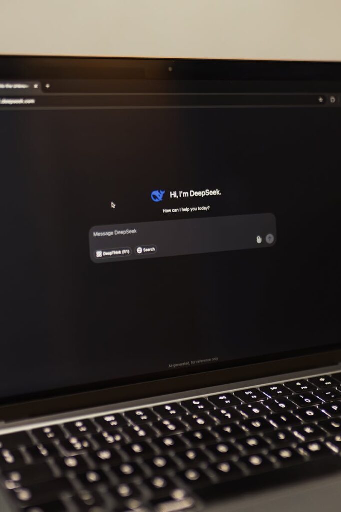 Interaktywny interfejs AI DeepSeek analizujący wyniki SERP na laptopie.