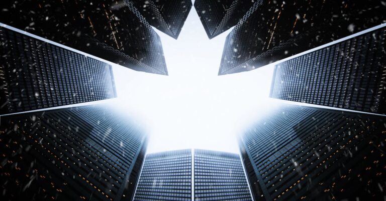 Wysoki budynek otoczony kolorowymi tapetami z lipcowej kolekcji