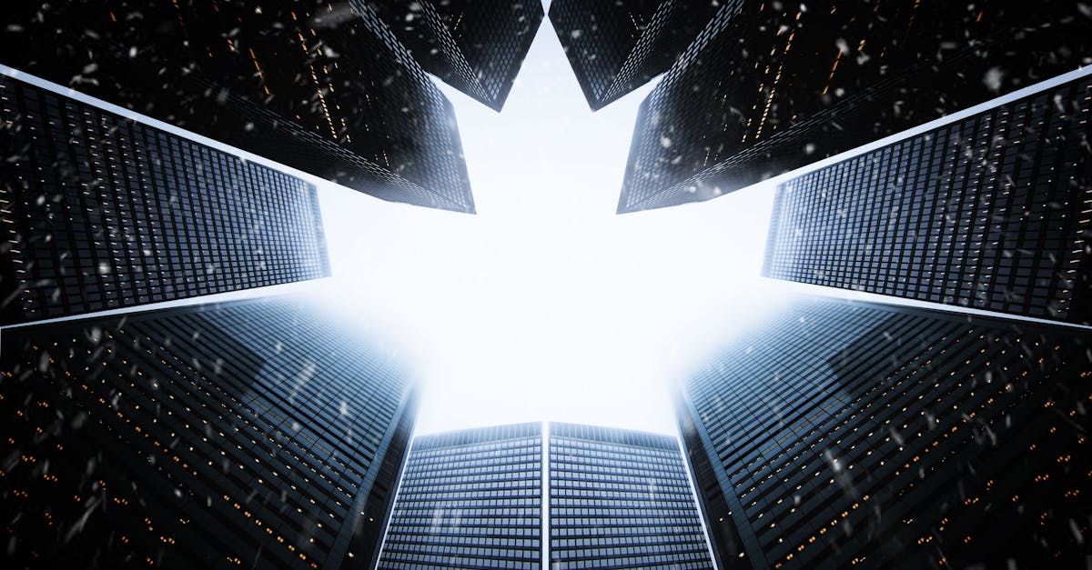 Wysoki budynek otoczony kolorowymi tapetami z lipcowej kolekcji