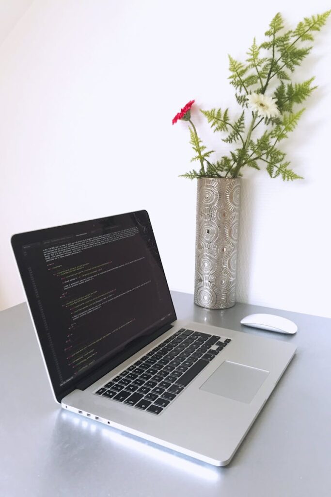 Nowoczesny Macbook Pro, narzędzie dla twórców stron internetowych