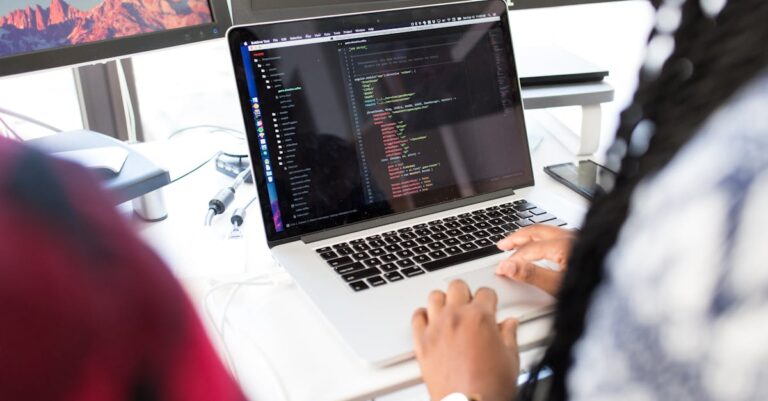 Deweloper pracujący na MacBooku Pro, w procesie twórczym i nauki