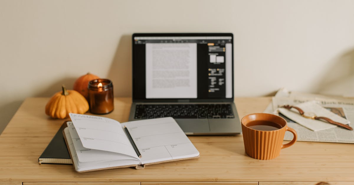 Pracownia domowa z ciepłym oświetleniem, idealna do pracy nad redesignem stron