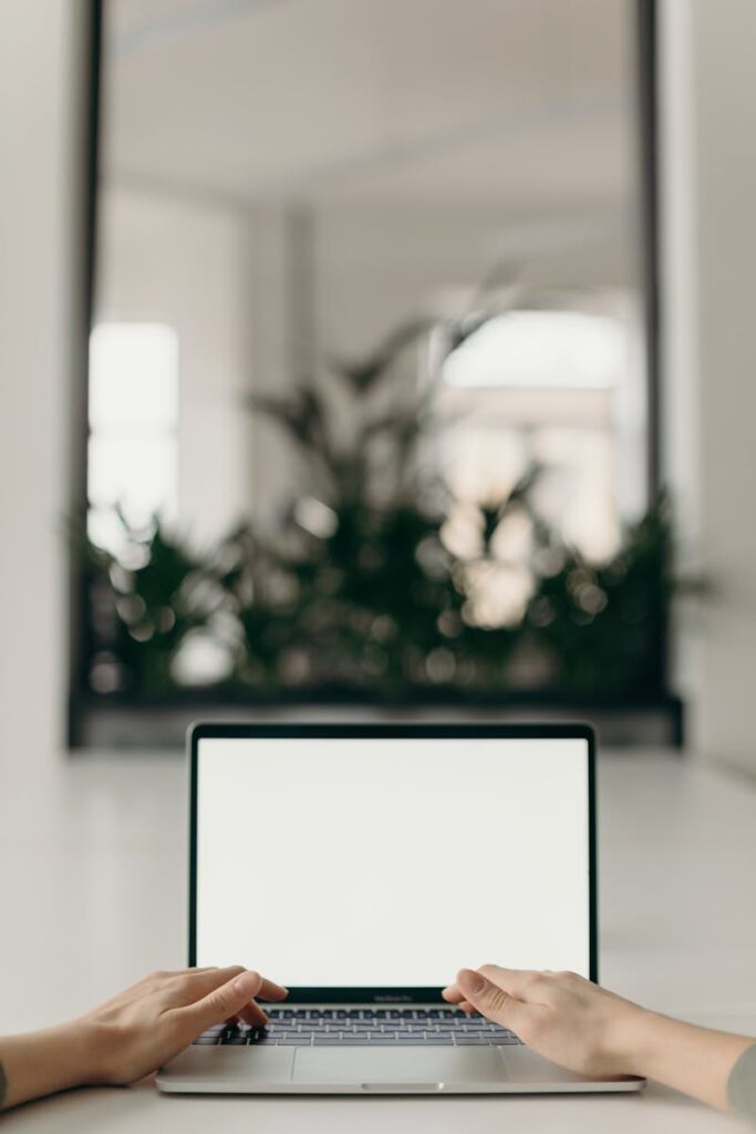 Osoba pracująca na laptopie, optymalizująca stronę docelową